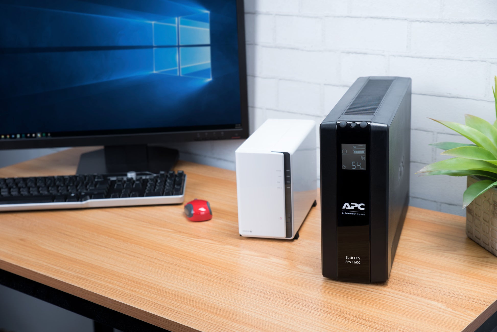 APC Back-UPS Pro BR 1600 VA BR1600MI_63633.jpg