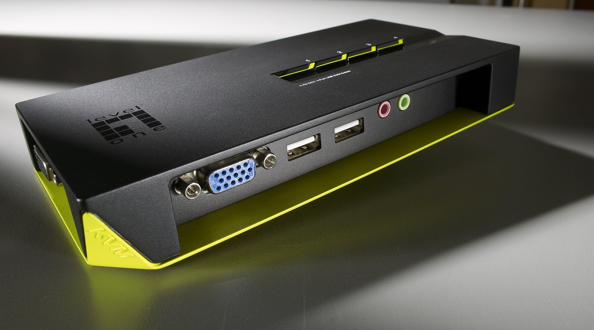 LevelOne KVM-Switch 4 PC VGA+USB+Audio_72947.jpg